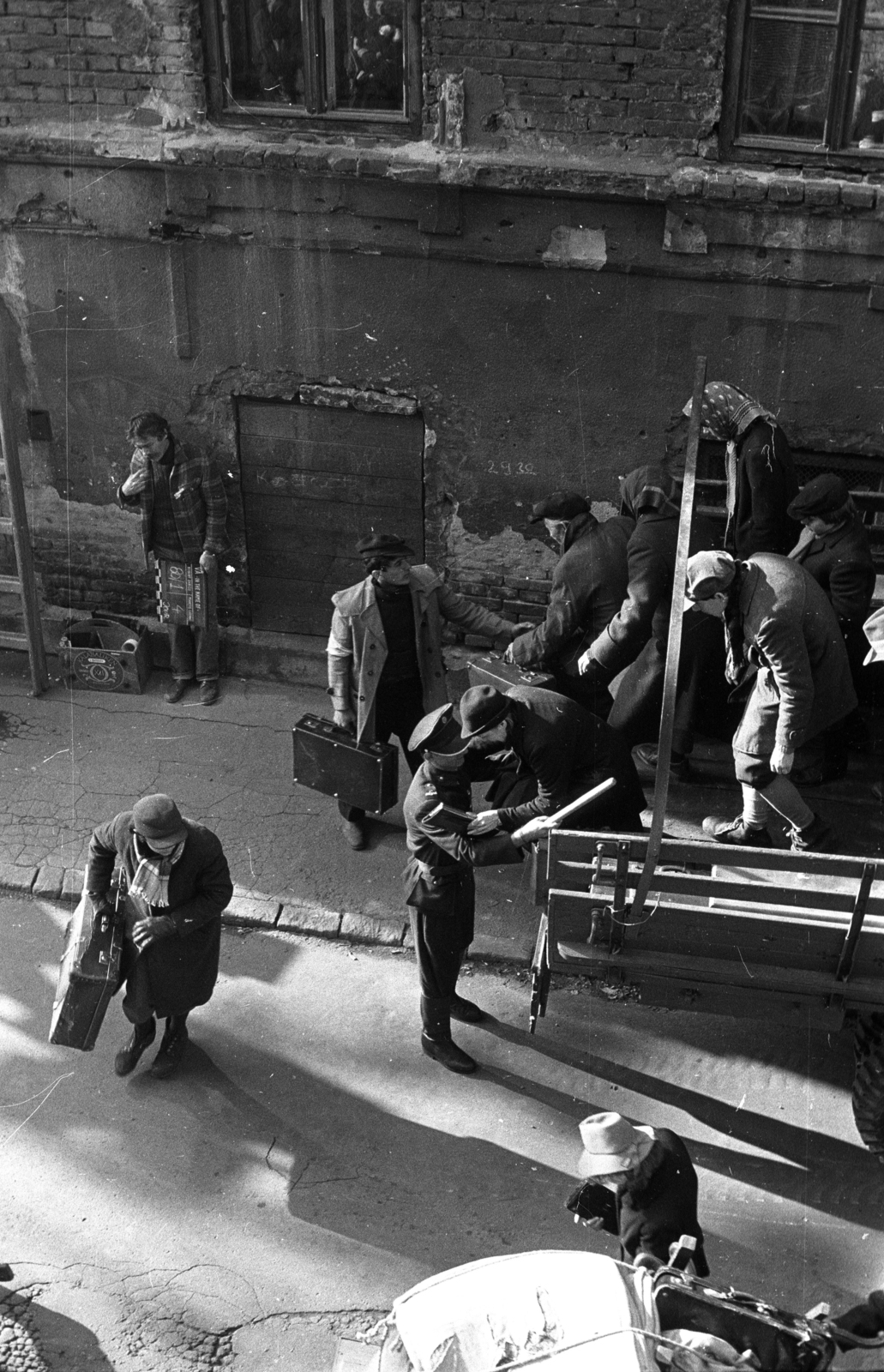 Magyarország, Budapest VIII., Nagy Templom utca, Az enyéim című francia-kanadai-magyar koprodukciós film forgatási helyszíne a Práter utca sarkán álló ház előtt. A felvétel a Práter utca 34. számú házból készült., 1982, Kriss Géza, Budapest, Fortepan #192771