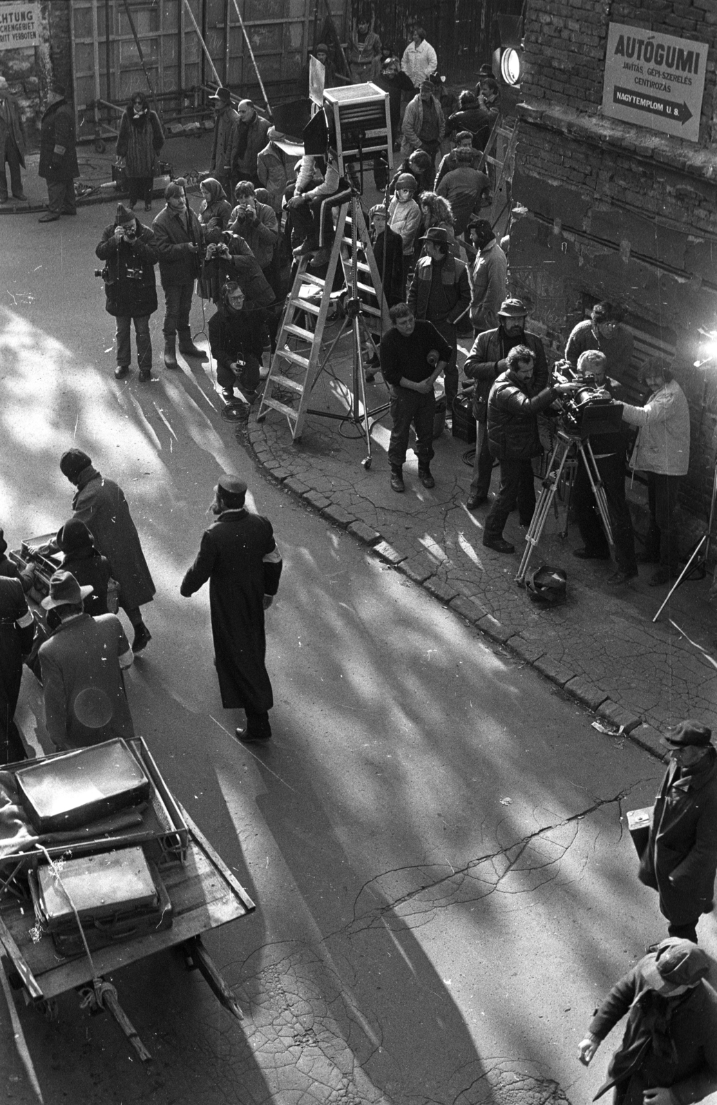 Hungary, Budapest VIII., Práter utca - Nagy Templom utca sarok, Az enyéim című francia-kanadai-magyar koprodukciós film forgatási helyszíne. A felvétel a Práter utca 34. számú házból készült., 1982, Kriss Géza, Budapest, Fortepan #192772