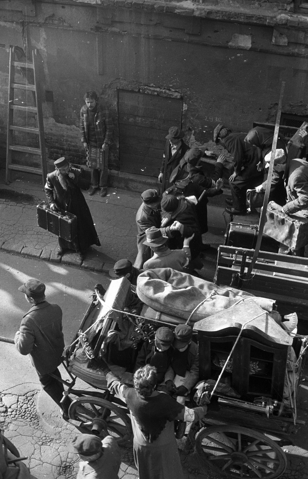 Hungary, Budapest VIII., Nagy Templom utca, Az enyéim című francia-kanadai-magyar koprodukciós film forgatási helyszíne a Práter utca sarkán álló ház előtt. A felvétel a Práter utca 34. számú házból készült., 1982, Kriss Géza, Budapest, Fortepan #192773