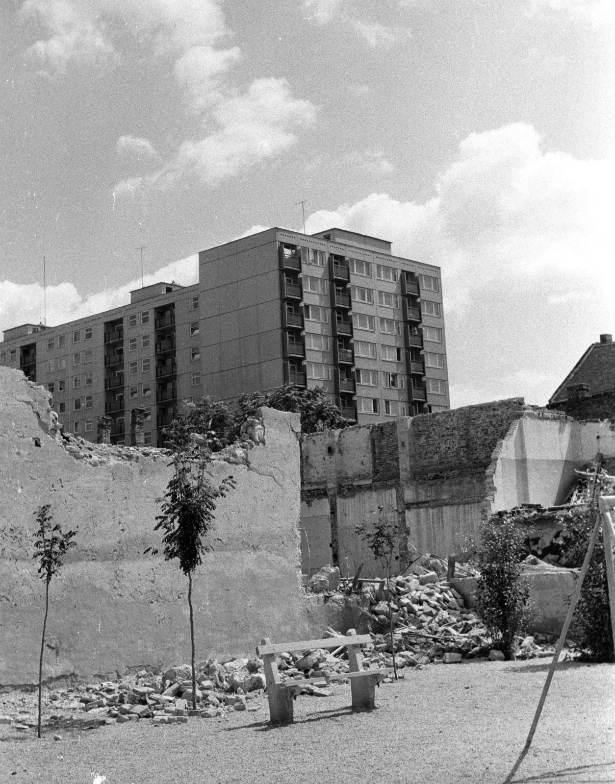 Hungary, Budapest VIII., játszótér a Nap utcánál. A Leonardo da Vinci utca épületeinek bontása, háttérben a Leonardo da Vinci köz és a Práter utca közötti házsor., 1983, Kriss Géza, Budapest, Fortepan #192781