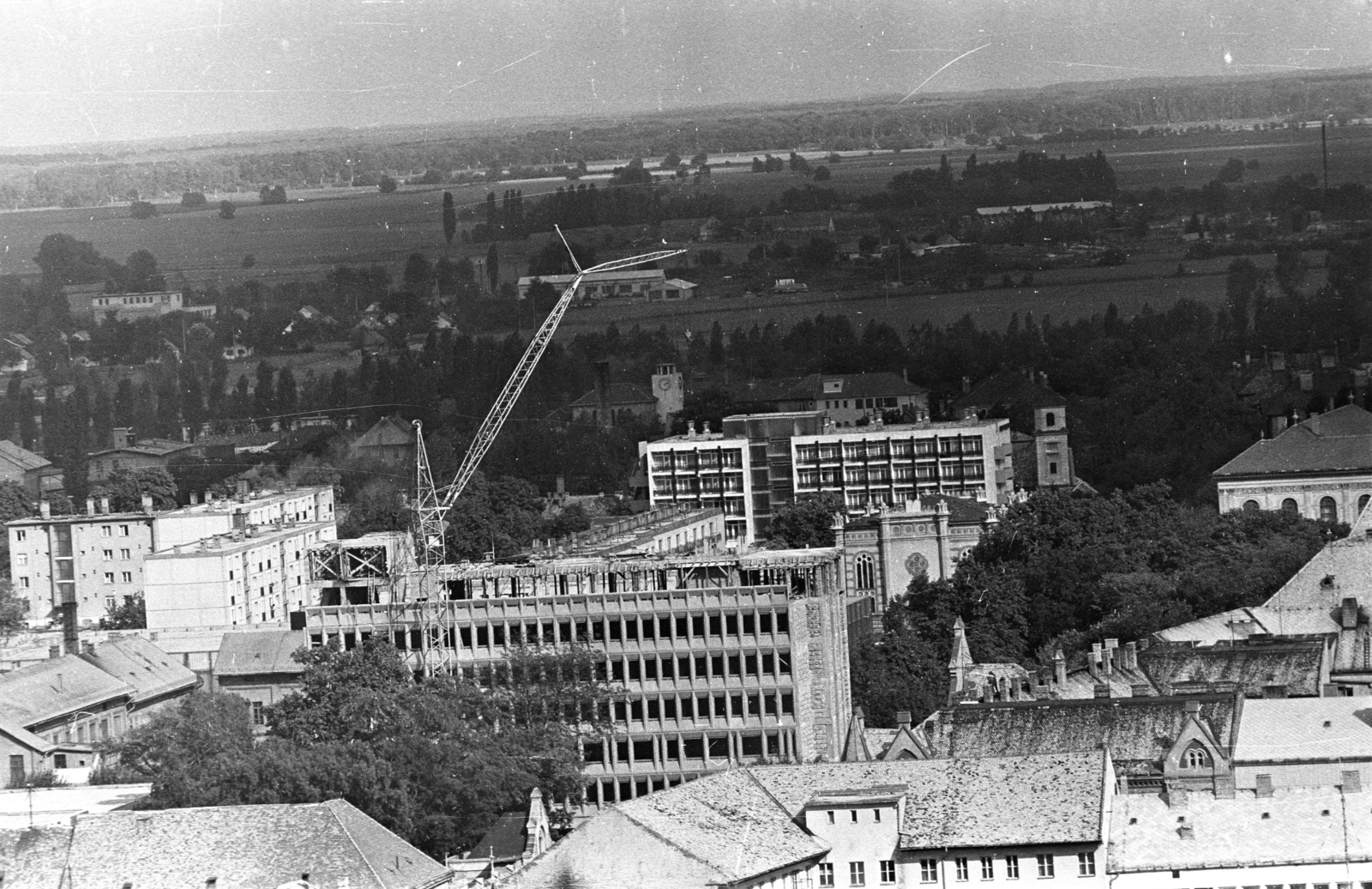 Hungary, Szekszárd, kilátás a Bartina-hegyről, szemben az épülő megyei pártszékház, mögötte a zsinagóga épülete (később Művészetek Háza)., 1971, Kriss Géza, Fortepan #192793