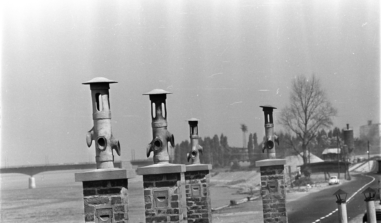 Hungary, Budapest XIII., pesti alsó rakpart, a felvétel az Ipoly utca - Gogol utca vonala között lévő raktárak tetőjéről készült. Háttérben balra az Árpád híd, jobbra az Elektromos pálya., 1966, Kriss Géza, Budapest, Fortepan #192801