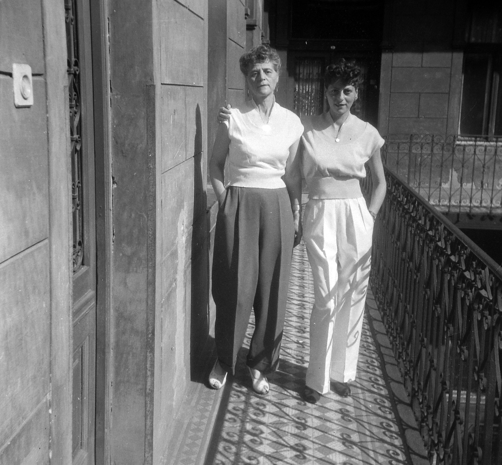 1955, Rothman család, courtyard balcony, women, hands in pockets, pants, Fortepan #19282