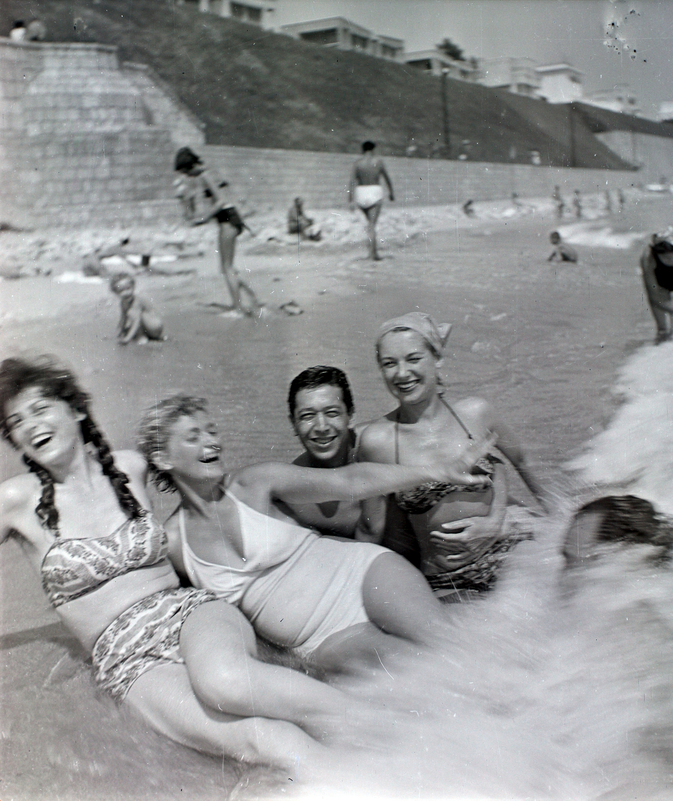 Románia, Eforie, Eforie Nord, tengerpart. Rozsos István és Géczi Dorottya színművész házaspár a csoport jobb szélén., 1959, Rothman család, híres ember, strand, fürdőruha, fürdőzés, nyár, vidámság, tenger, copf, fejkendő, Fortepan #19284
