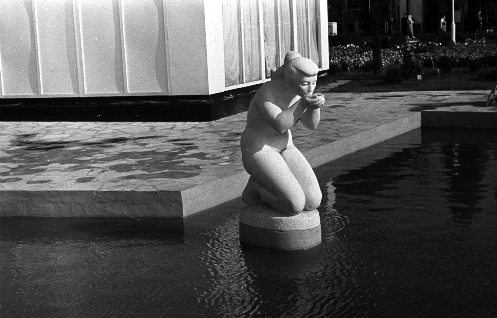 Magyarország, Budapest X., Albertirsai út, Mezőgazdasági kiállítás területe. Kucs Béla: Ivó nő (Ivó lány / Szomjúság) című alkotása., 1966, Kriss Géza, Budapest, Fortepan #192865