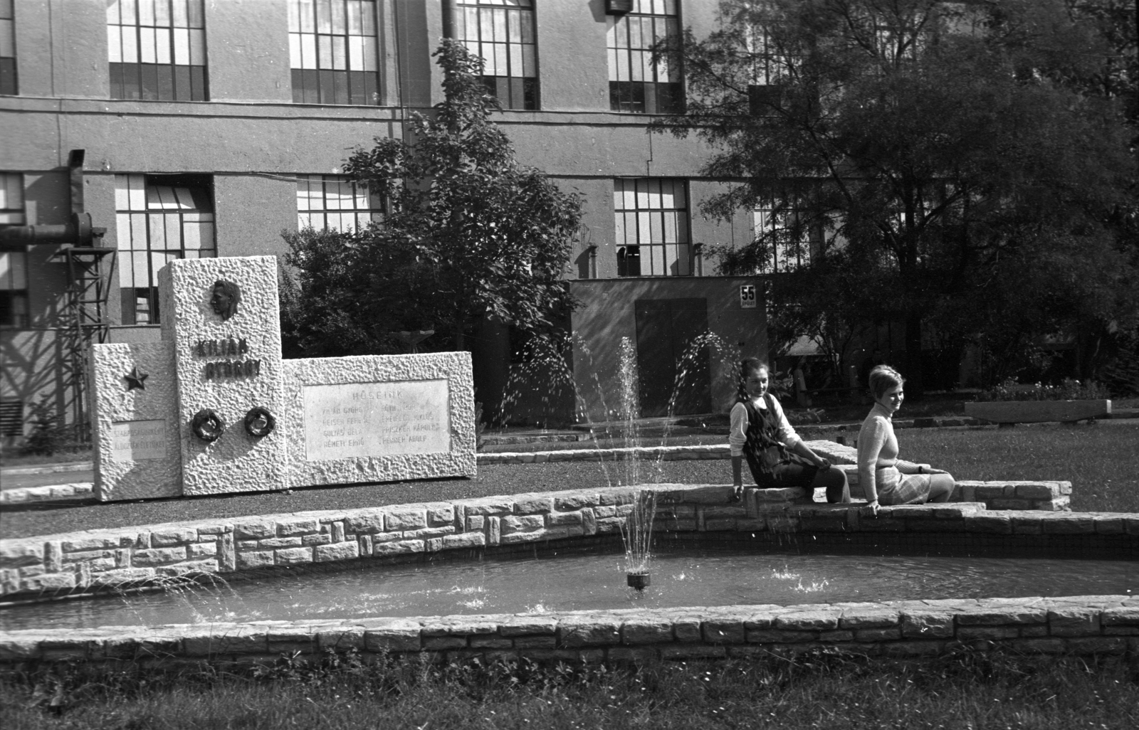Magyarország, Budapest IV., Váci út 77., Tungsram. Az egykor a gyárban dolgozó Kilián György kommunista aktivista és mártírtársainak állított emlékmű., 1966, Kriss Géza, Budapest, Fortepan #192868