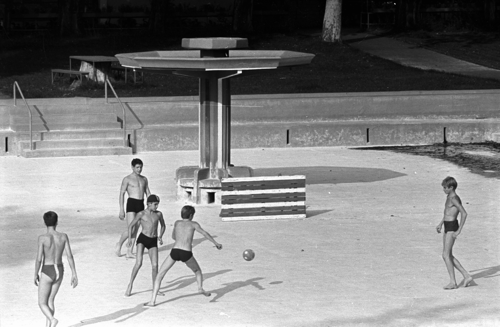 Magyarország, Budapest IV., Váci út 104., Tungsram strand, a "gombás" medence., 1966, Kriss Géza, Budapest, Fortepan #192889