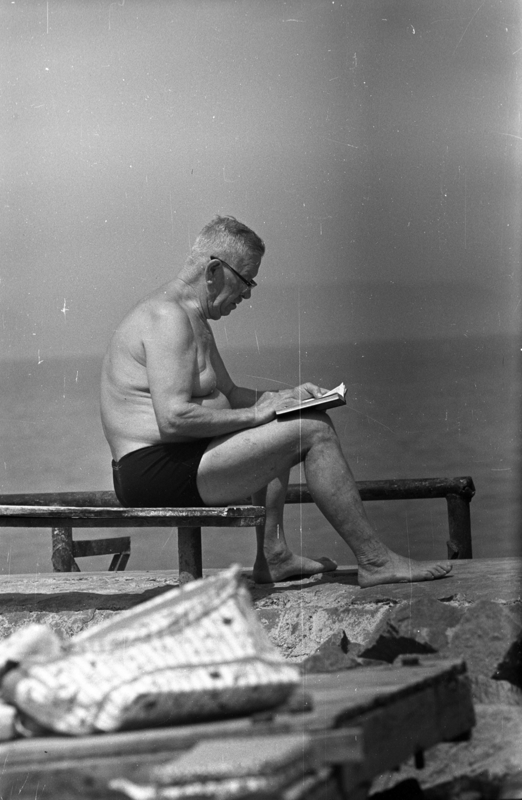 Hungary,Lake Balaton, 1970, Kriss Géza, reading, half-naked, Fortepan #192894