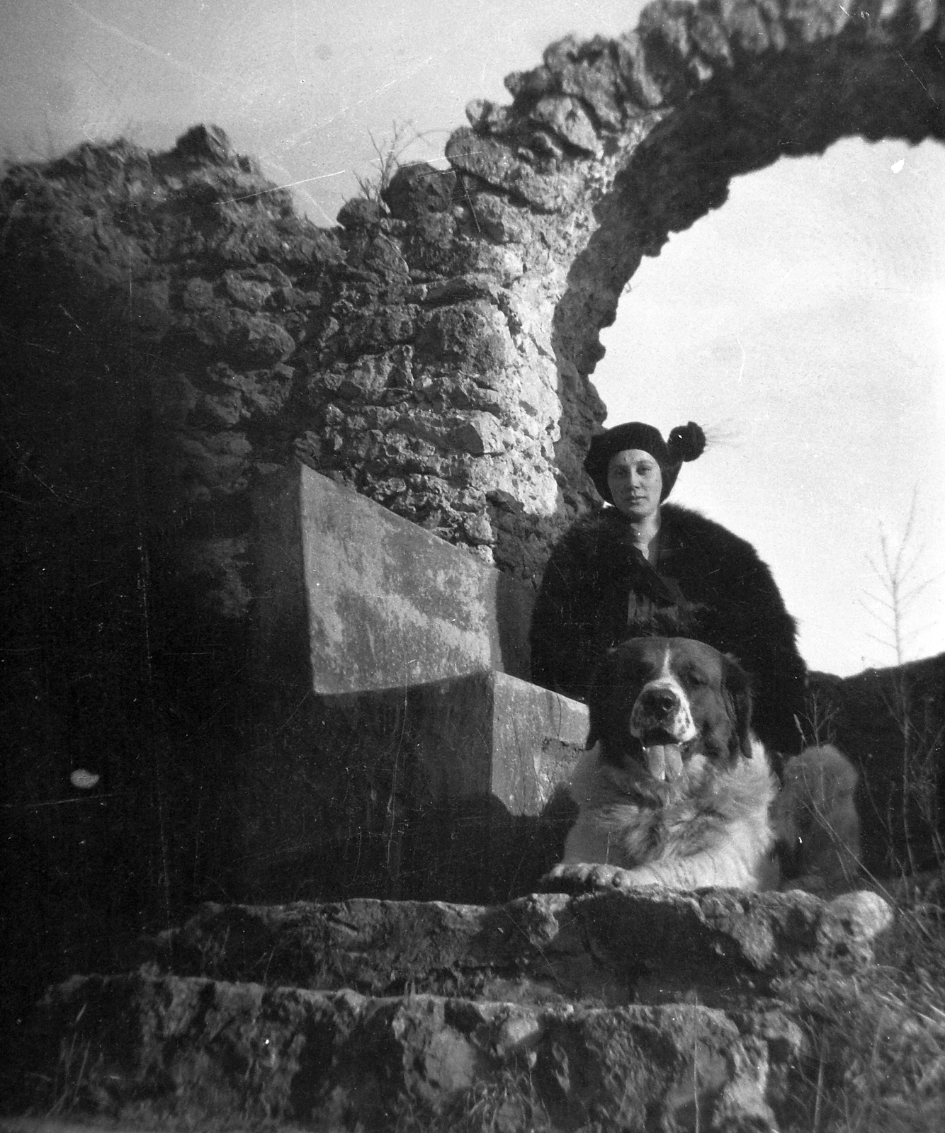Rom:, 1923, Fortepan, portrait, dog, ruins, woman, stairs, Fortepan #19290