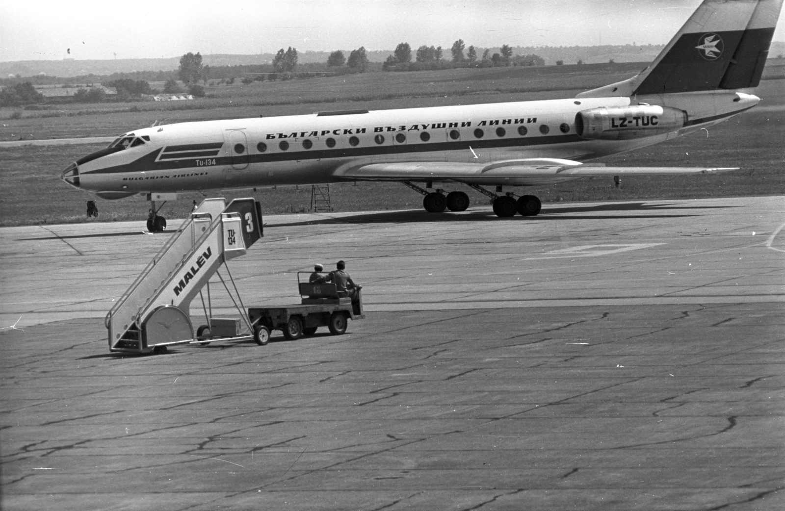 Hungary, Ferihegy (now - Ferenc Liszt) International Airport, Budapest XVIII., 1969, Kriss Géza, airplane, airport, Hungarian Airlines, Tupolev-brand, Budapest, Balkancar Bulgaria Airlines, Fortepan #192904