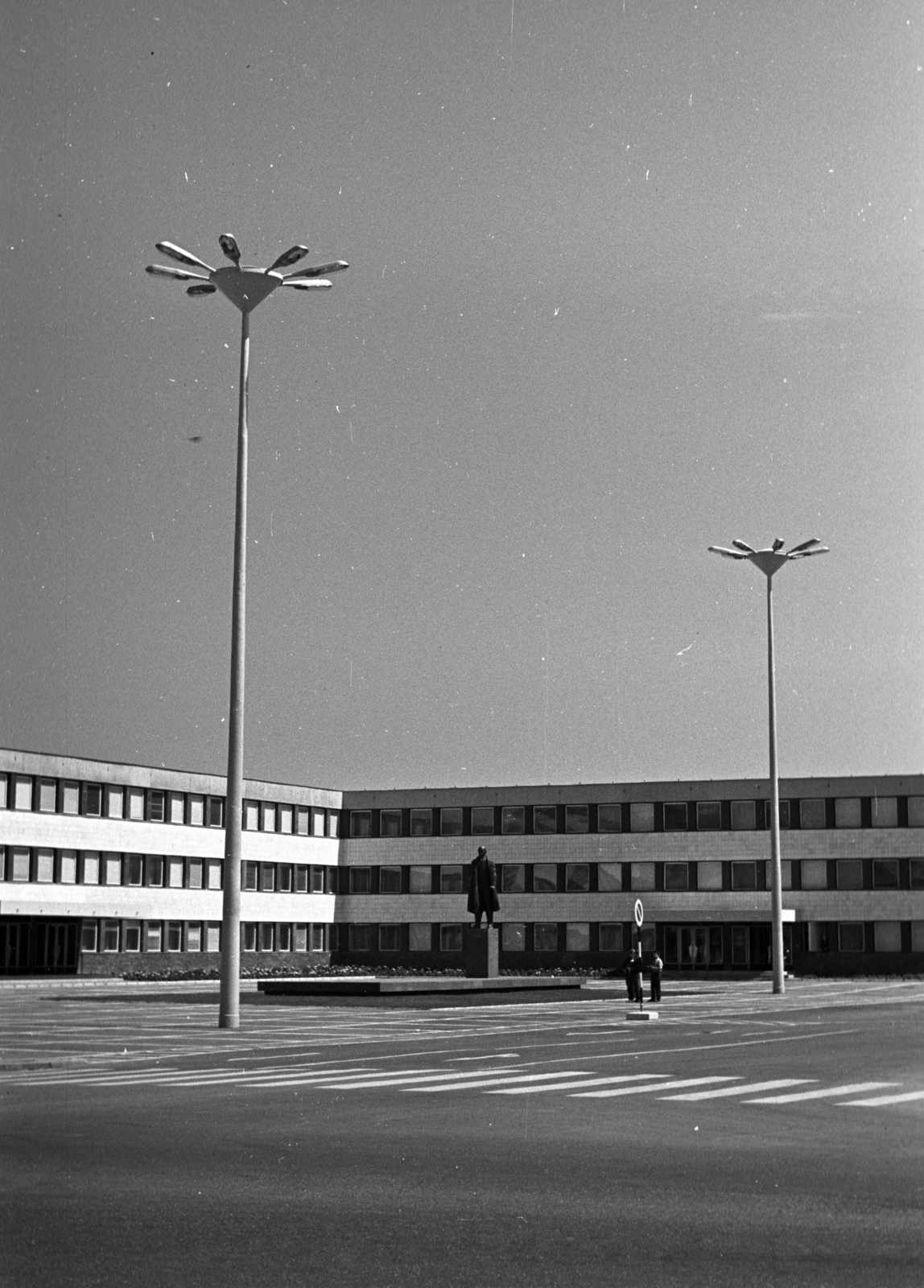 Hungary, Dunaújváros, Városháza (Lenin) tér, középen a Lenin-szobor (Kiss István, 1970.), 1970, Kriss Géza, crosswalk, Fortepan #192923