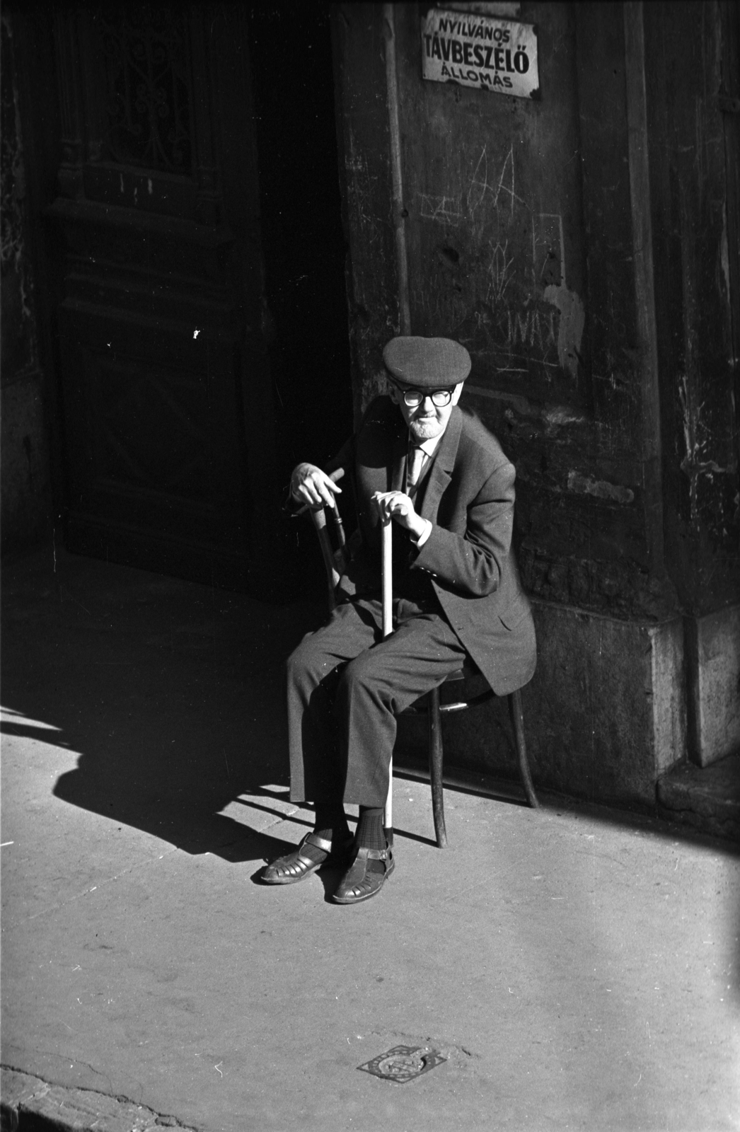Hungary, Budapest VIII., a Práter utca 37. számú ház kapujánál üldögélő idős úrról a felvétel a Práter utca 34-ből készült., 1968, Kriss Géza, label, Budapest, Fortepan #192939