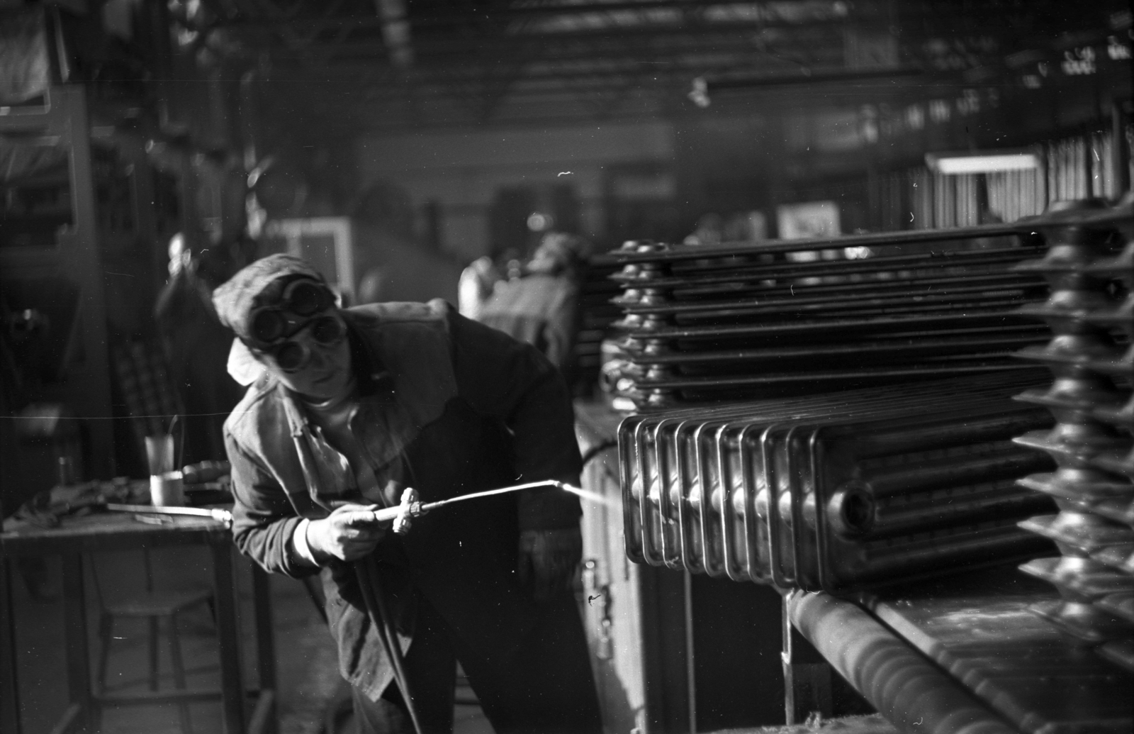Magyarország, Dunaújváros, a Dunai Vasmű lemez­feldolgozó gyárának radiá­torüzeme., 1968, Kriss Géza, hegesztés, Fortepan #192960