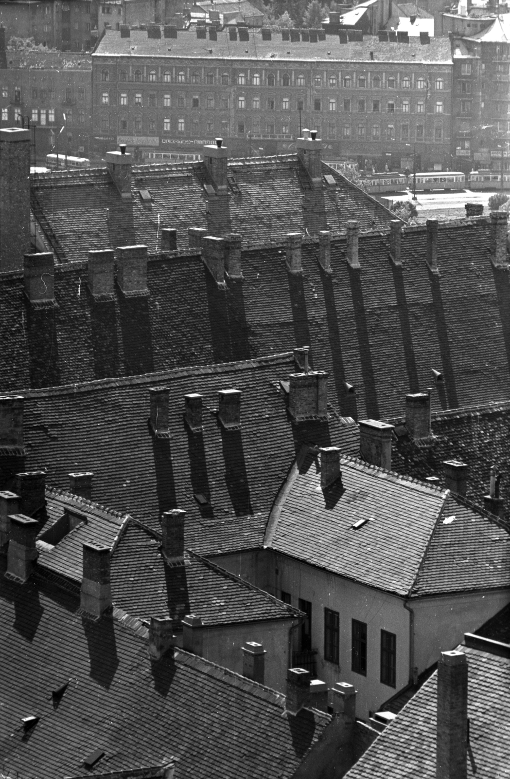 Magyarország, budai Vár, Budapest I.,Budapest XII., kilátás a Mátyás-templom tornyából, előtérben az Úri utcai házak teteje, a háttérben az Alkotás utca 1/a számú épület., 1969, Kriss Géza, Budapest, Fortepan #192971