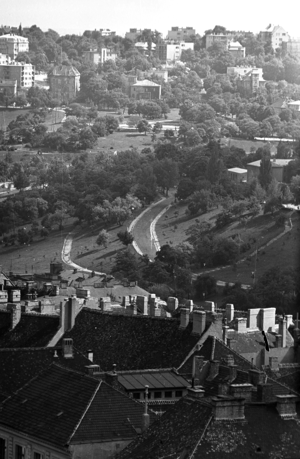 Magyarország, budai Vár, Budapest I., kilátás a Mátyás-templom tornyából a Naphegy és a Gellért-hegy felé., 1969, Kriss Géza, Budapest, Fortepan #192975