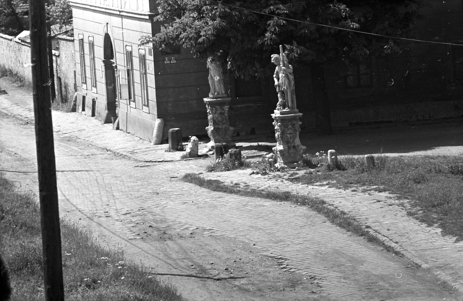 Hungary, Budapest III., Lajos utca az Óbudai utcánál, Nepomuki Szent János és Szent Flórián szobra, háttérben a Szent Péter és Pál-templom plébániája., 1970, Kriss Géza, Budapest, Fortepan #193014