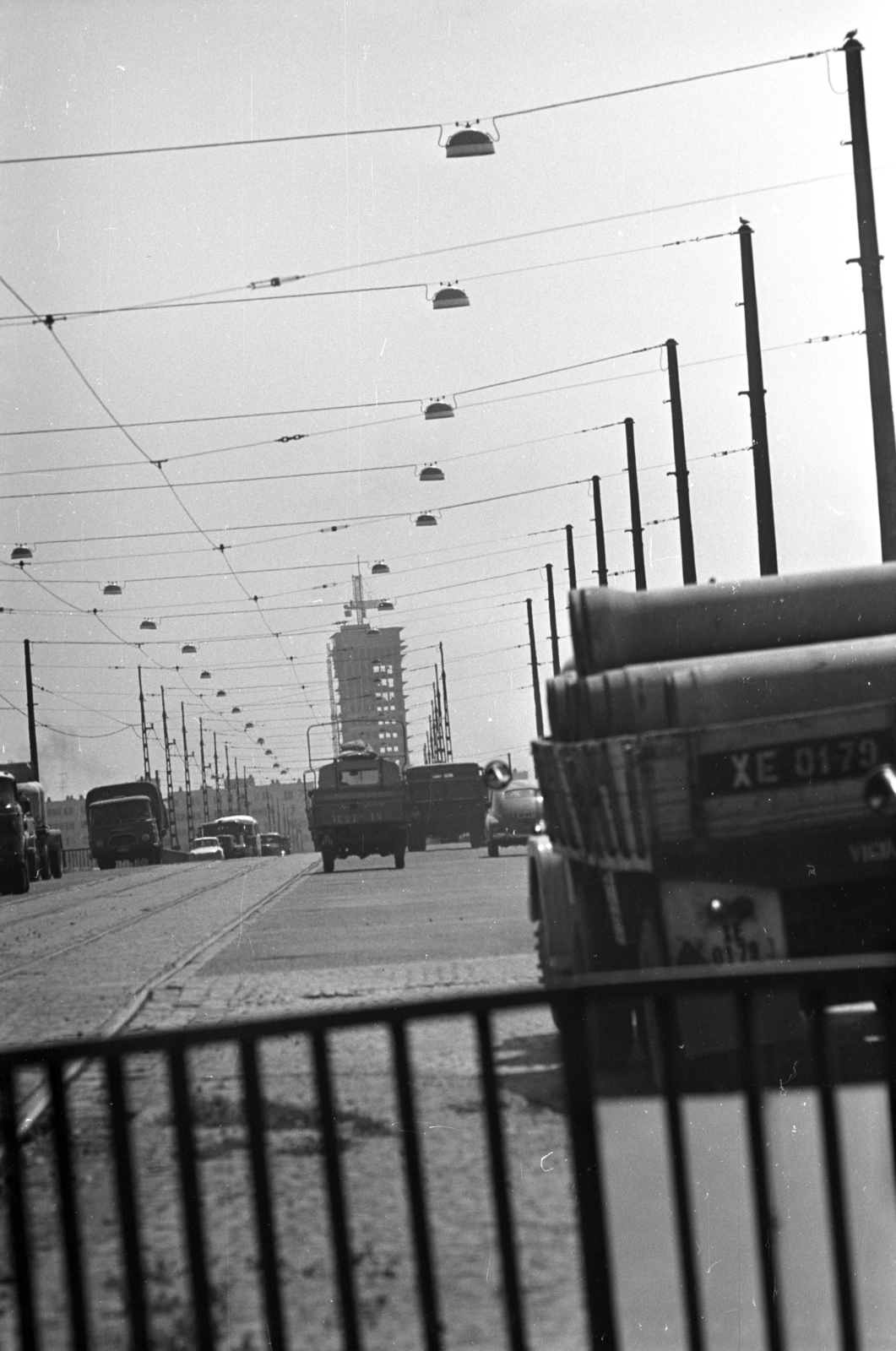 Magyarország, Budapest XIII., Árpád híd, háttérben az épülő SZOT irodaház (később Nyugdíjfolyósító)., 1970, Kriss Géza, Budapest, Fortepan #193015