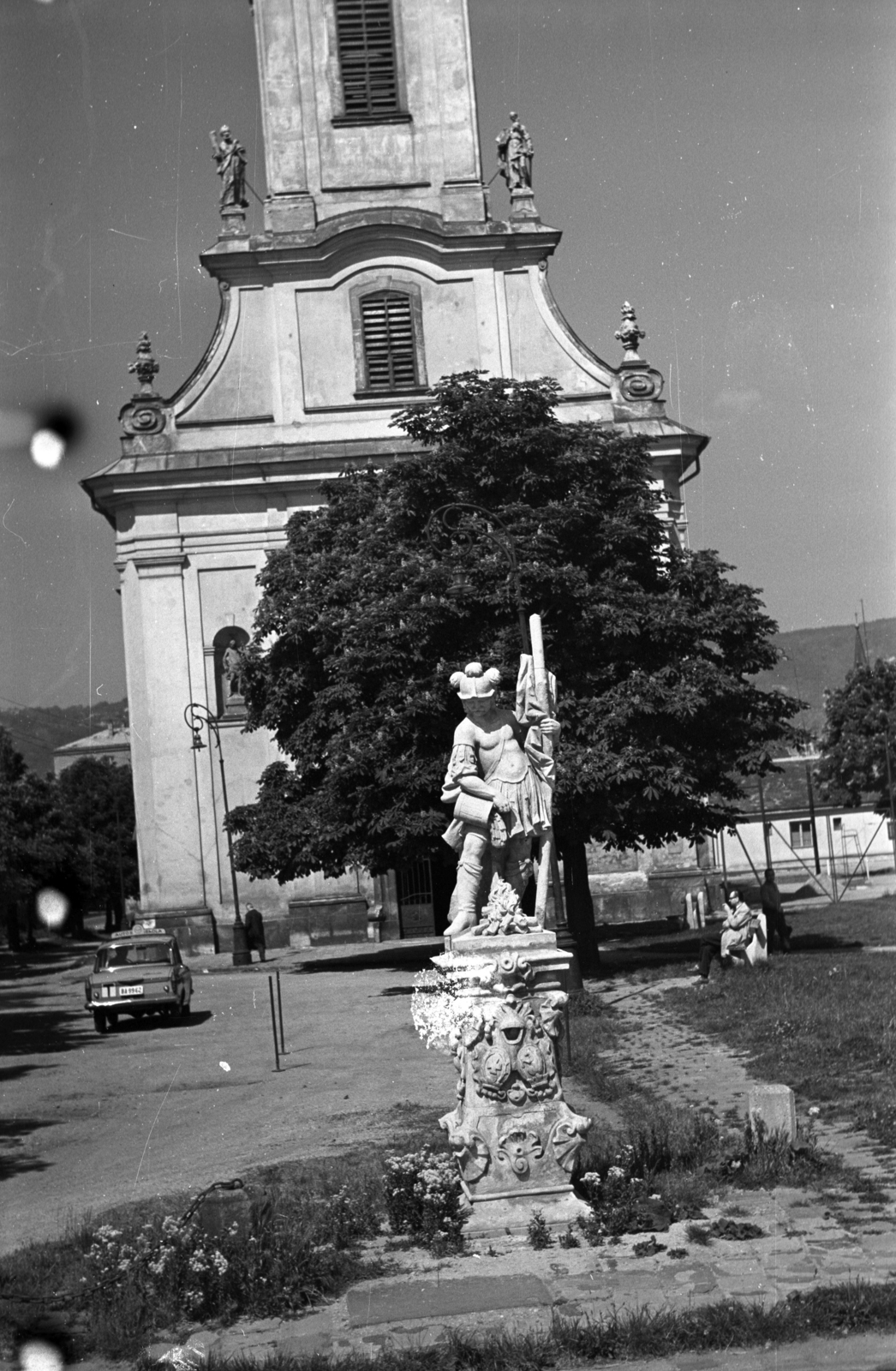 Hungary, Budapest III., Lajos utca az Óbudai utcánál, Szent Flórián szobra a Szent Péter és Pál-templom előtt., 1970, Kriss Géza, Budapest, Fortepan #193018