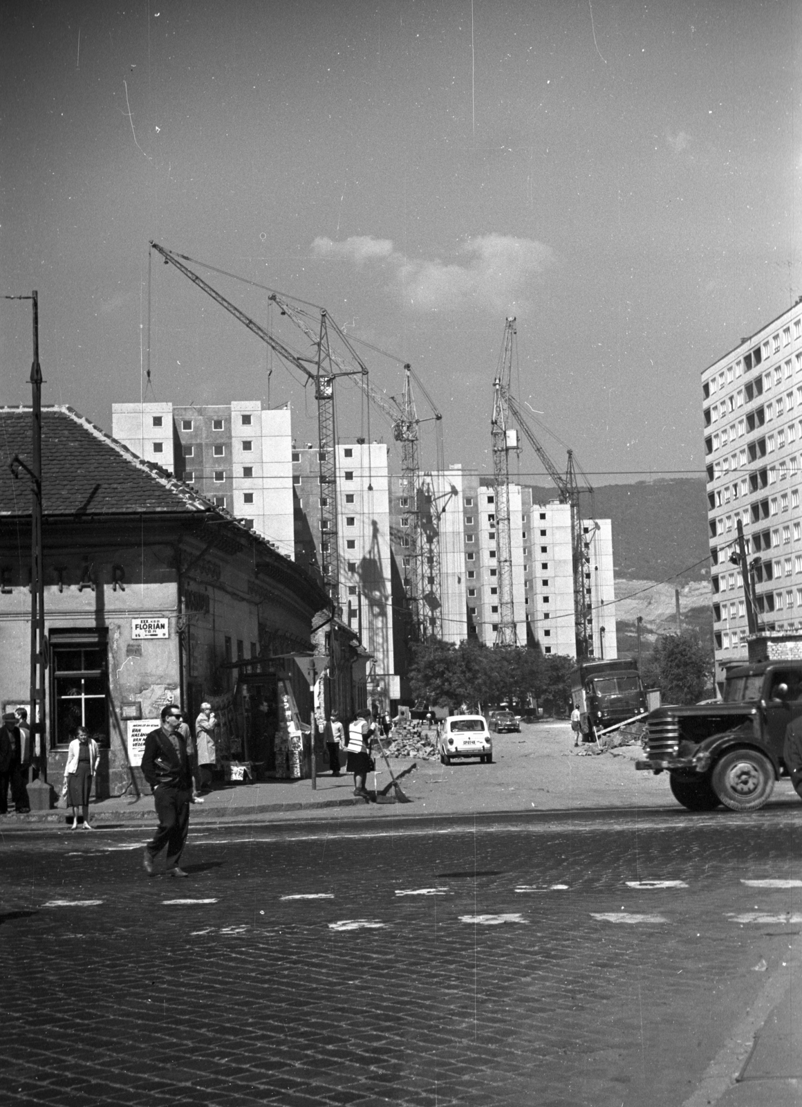 Hungary, Óbuda, Budapest III., Flórián tér, szemben a Kórház utca és a Vörösvári úti közötti házsor építése., 1970, Kriss Géza, Budapest, Fortepan #193022