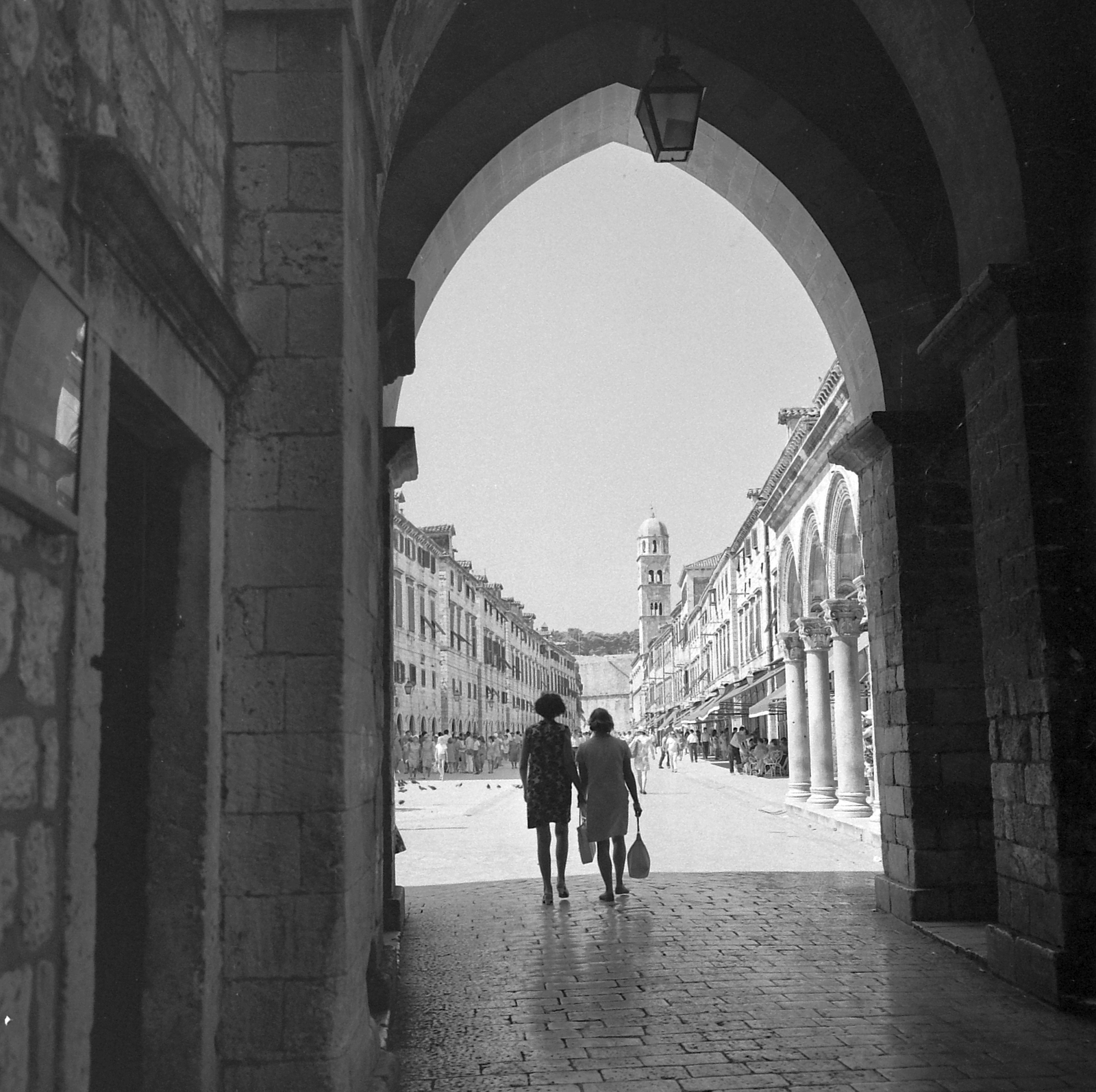 Horvátország, Dubrovnik, Stradun, a főutca a ferences kolostor és templom tornya felé nézve., 1969, Fortepan, Jugoszlávia, Fortepan #19308