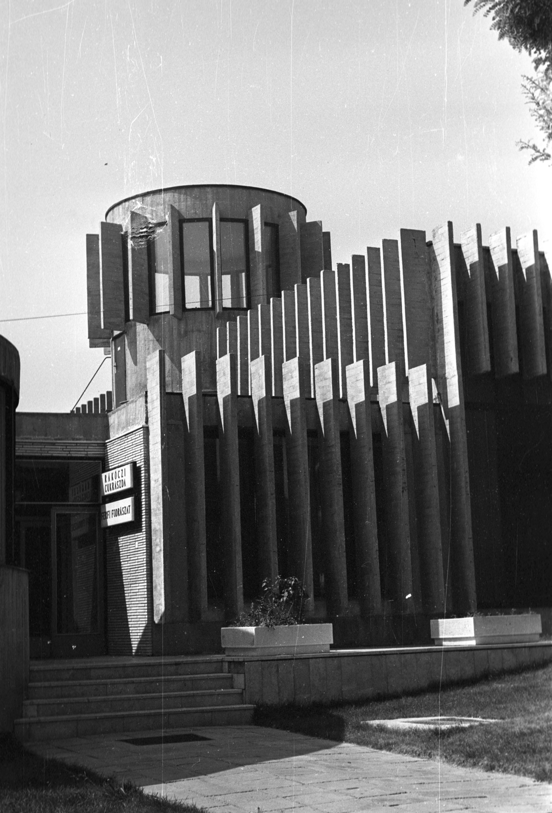 Hungary, Budapest XII., Apor Vilmos (Lékai János) tér, a megkezdett nagytemplom altemploma fölé épített szolgáltatóház., 1971, Kriss Géza, Budapest, Fortepan #193083