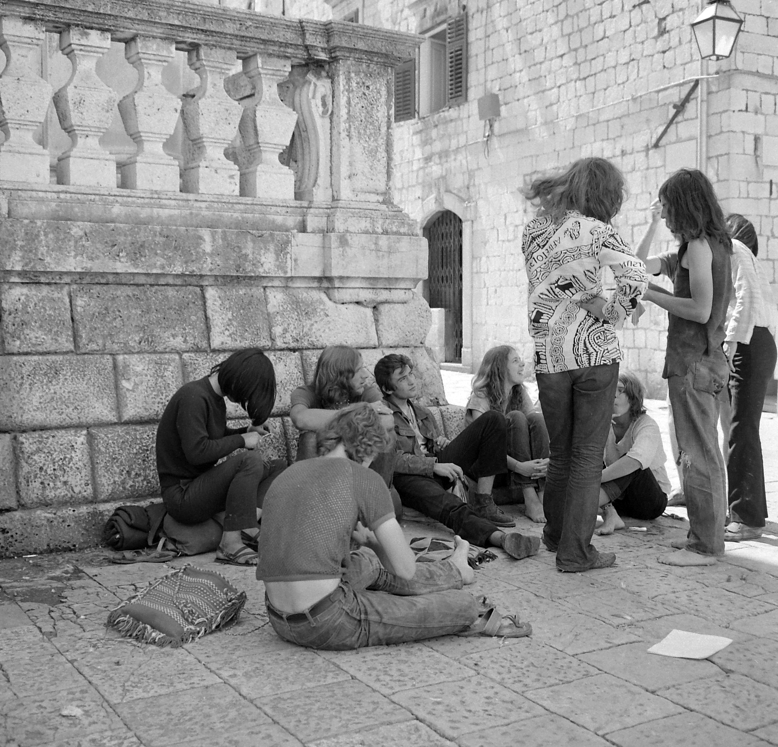 Horvátország,Adria, Dubrovnik, Stradun, a főutca a Szent Balázs-templom előtt, háttérben a Zeljarica ulica torkolata., 1969, Fortepan, Jugoszlávia, hippik, Fortepan #19309