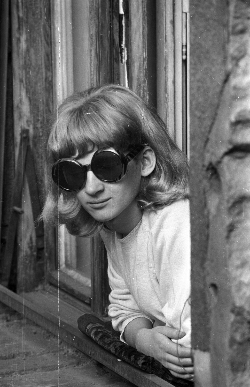 Magyarország, Budapest VIII., a Práter utca 34. számú ház egyik ablaka., 1972, Kriss Géza, Budapest, napszemüveg, szőkehajú, ablakon kihajolni, Fortepan #193118