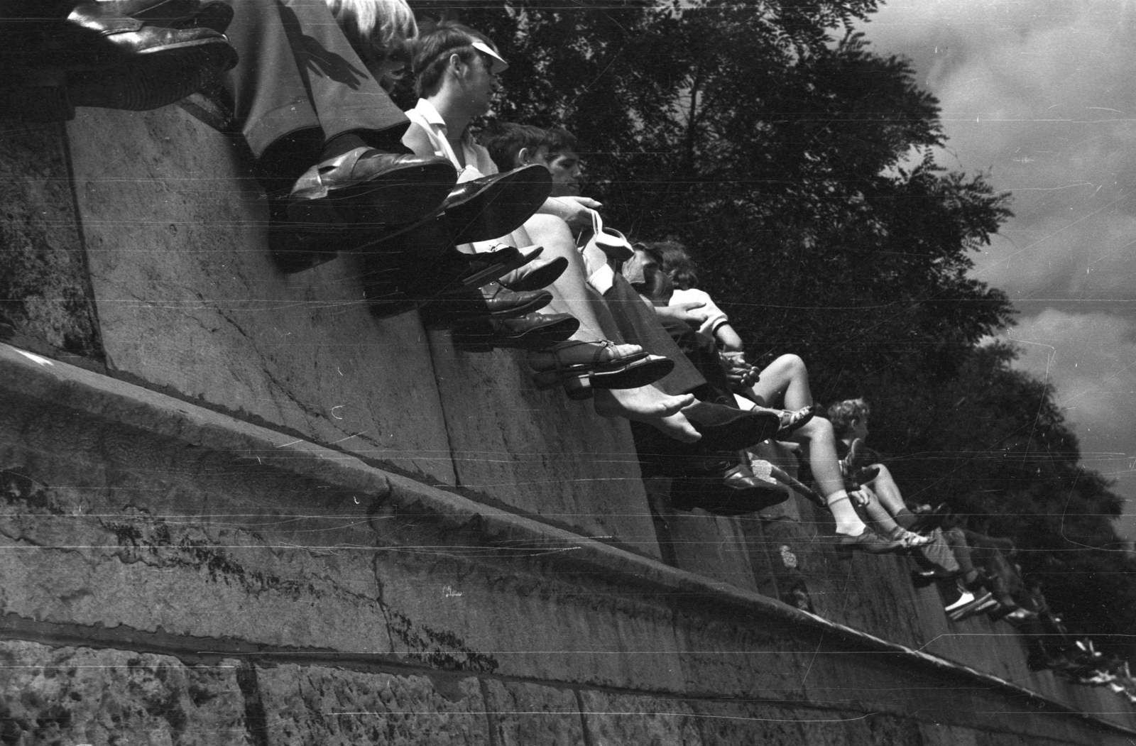 Hungary, Budapest II., a Bem rakpart mellvédjén úlő nézők az augusztus 20-i vízi és légiparádén., 1972, Kriss Géza, Budapest, Fortepan #193122