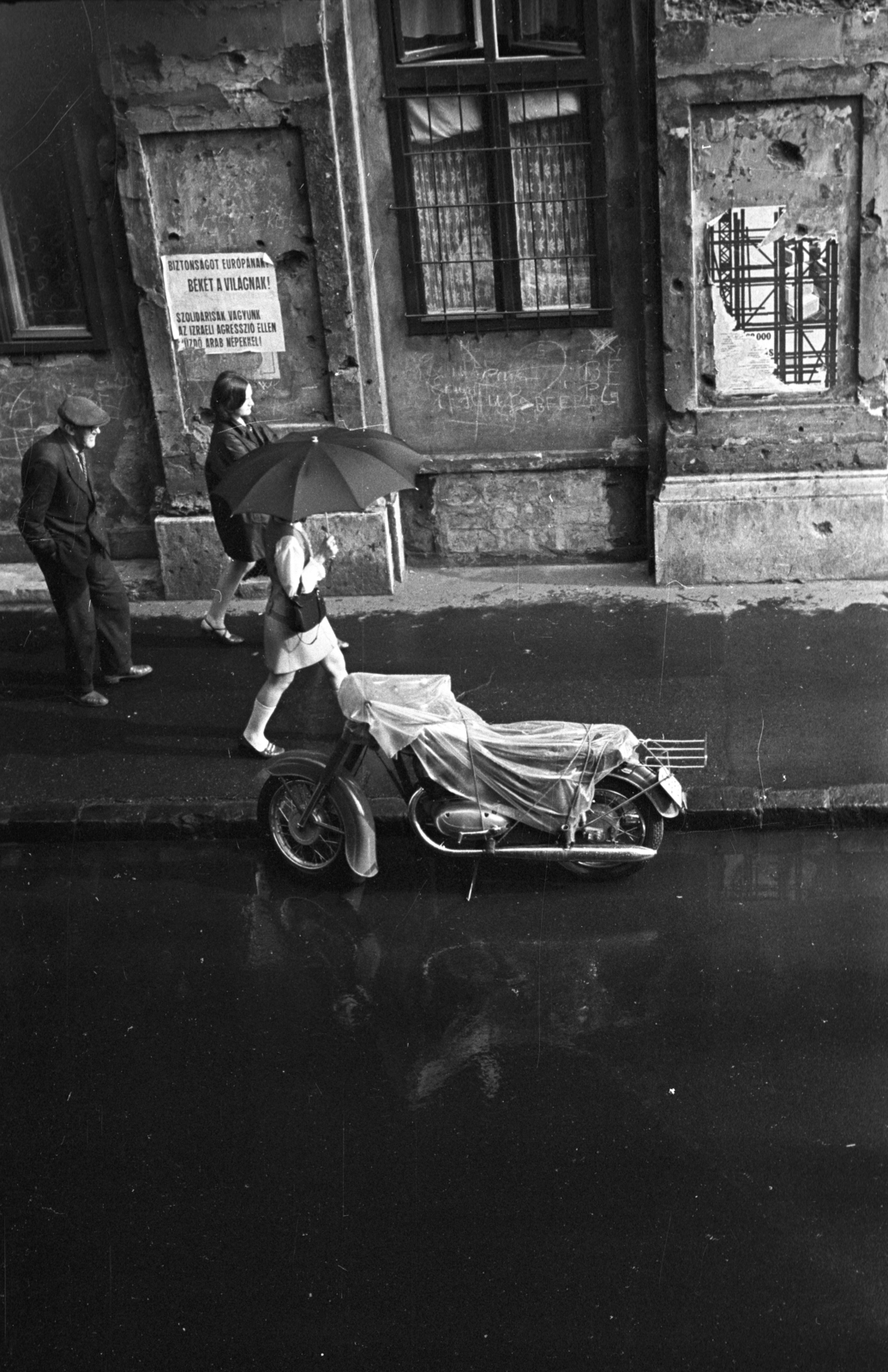 Hungary, Budapest VIII., Práter utca, a 37-es számú ház előtti járdaszakasz. A felvétel a Práter utca 34-ből készült., 1972, Kriss Géza, Budapest, Fortepan #193138