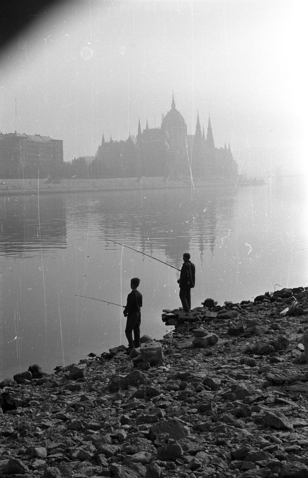 Hungary, Margit Islands, Budapest,Budapest V., a felvétel a sziget déli csúcsán készült, háttérben a ködbevesző Parlament., 1972, Kriss Géza, Budapest, Fortepan #193142