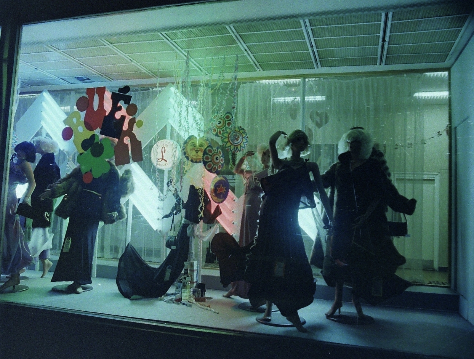 Hungary, Budapest V., Vörösmarty tér, Luxus áruház., 1981, Fortepan, colorful, Show window, Budapest, mannequin, Luxus department store, Fortepan #19318