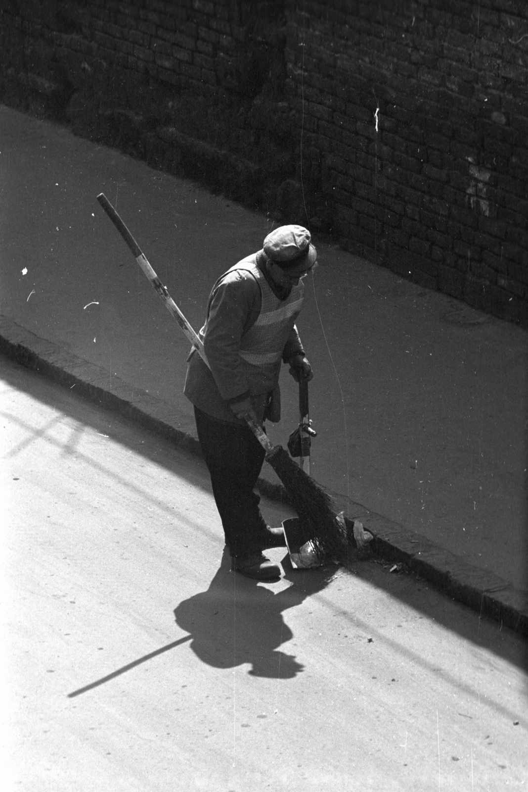 Hungary, Budapest VIII., Nagy Templom utca a Práter utca sarok közelében, a felvétel a Práter utca 34. számú házból készült., 1973, Kriss Géza, Budapest, sweeper, Fortepan #193185