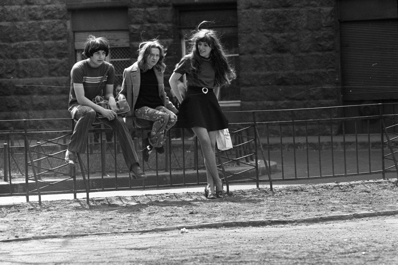 Hungary, Budapest VIII., Horváth Mihály tér, háttérben a tér 6-os számú háza a Hock János utca sarkán., 1973, Kriss Géza, Budapest, sitting on a handrail, Fortepan #193194