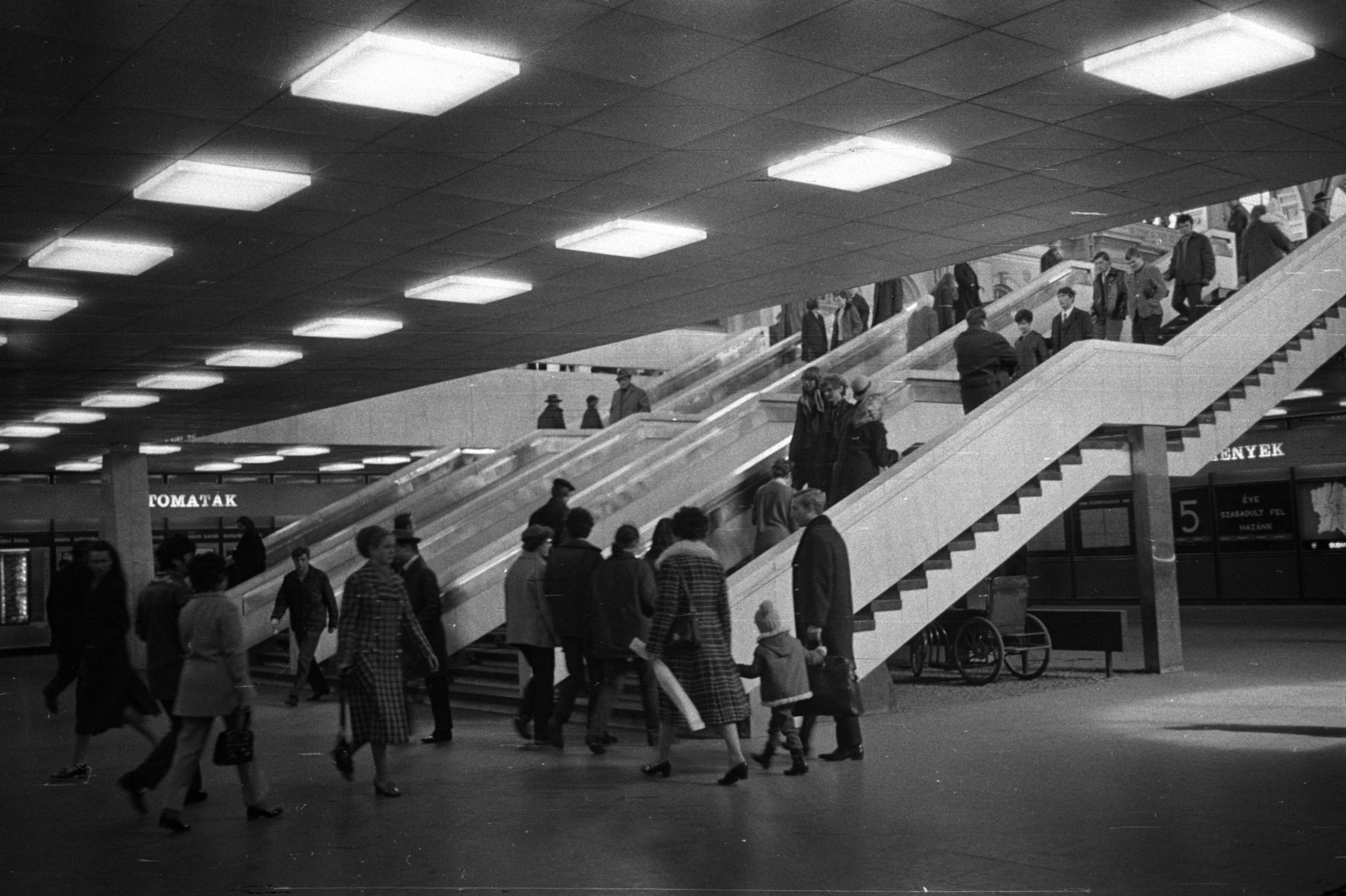 Hungary, Budapest VIII., Baross tér, aluljáró, lépcső a Keleti pályaudvarhoz., 1973, Kriss Géza, Budapest, Fortepan #193209