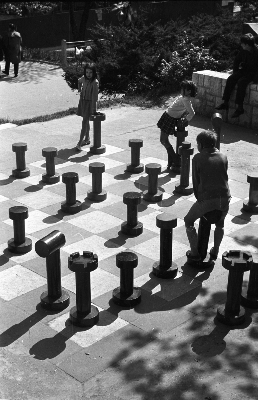 Hungary, Budapest XI., játszótér a Kelenhegyi út felé nézve., 1974, Kriss Géza, Budapest, chess, Fortepan #193233