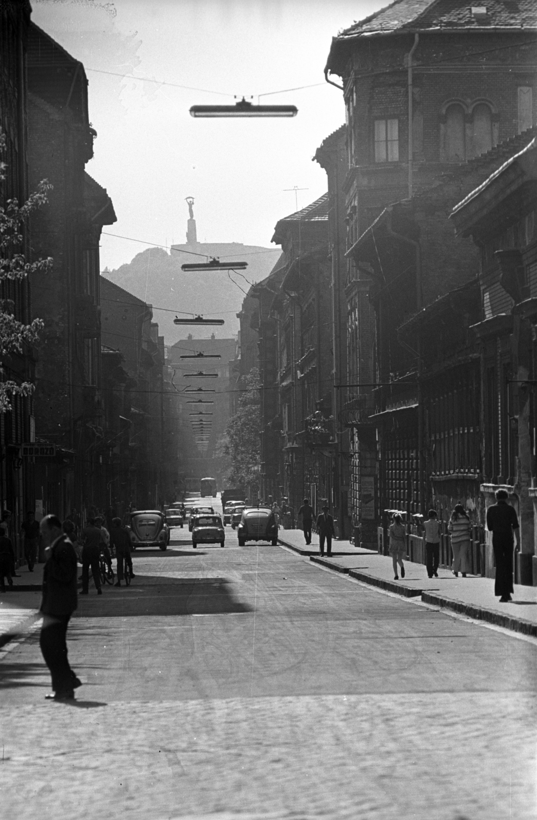 Hungary, Budapest VIII., Práter utca a Molnár Ferenc tértől a József körút felé nézve, távolban a Gellért-hegy., 1971, Kriss Géza, Budapest, Fortepan #193243