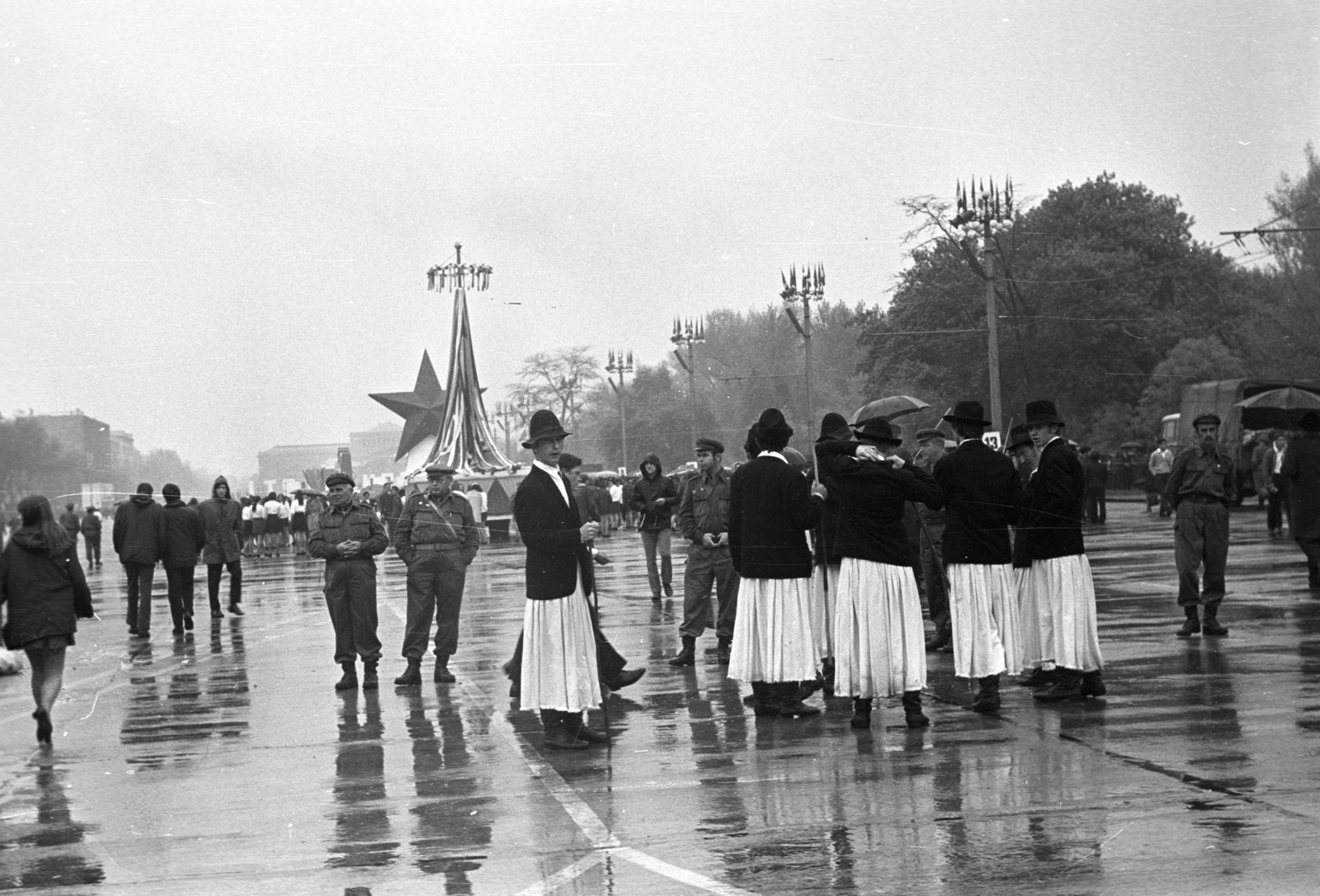 Magyarország, Budapest XIV., Ötvenhatosok tere (Felvonulási tér), május 1-i felvonulás., 1974, Kriss Géza, Budapest, Fortepan #193246