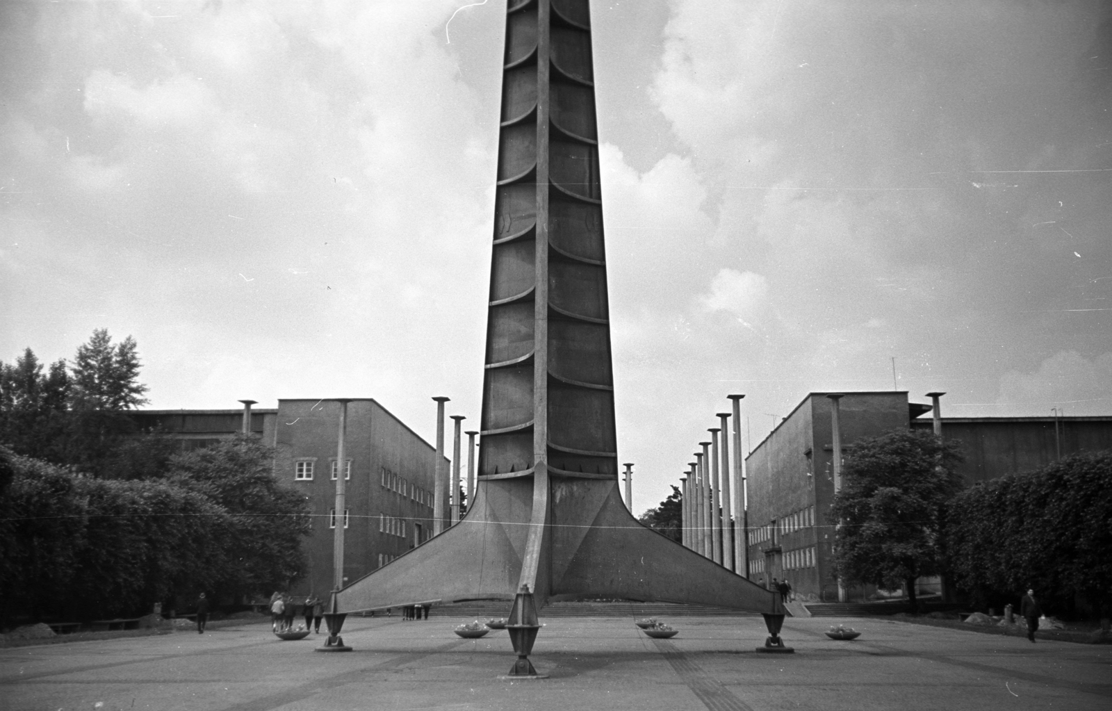 Poland, Wroclaw, a Hala Stulecia (korábban Hala Ludowa) előtt 1948-ban felállított, eredetileg 106 m magas acél torony (Iglica). Az emlékművet a Potsdami konferencia alatt kötött megállapodás alapján lengyel közigazgatás alá került területek megünneplése során tartott Wystawa Ziem Odzyskanych (WZO) kiállításra emelték., 1975, Kriss Géza, Fortepan #193260