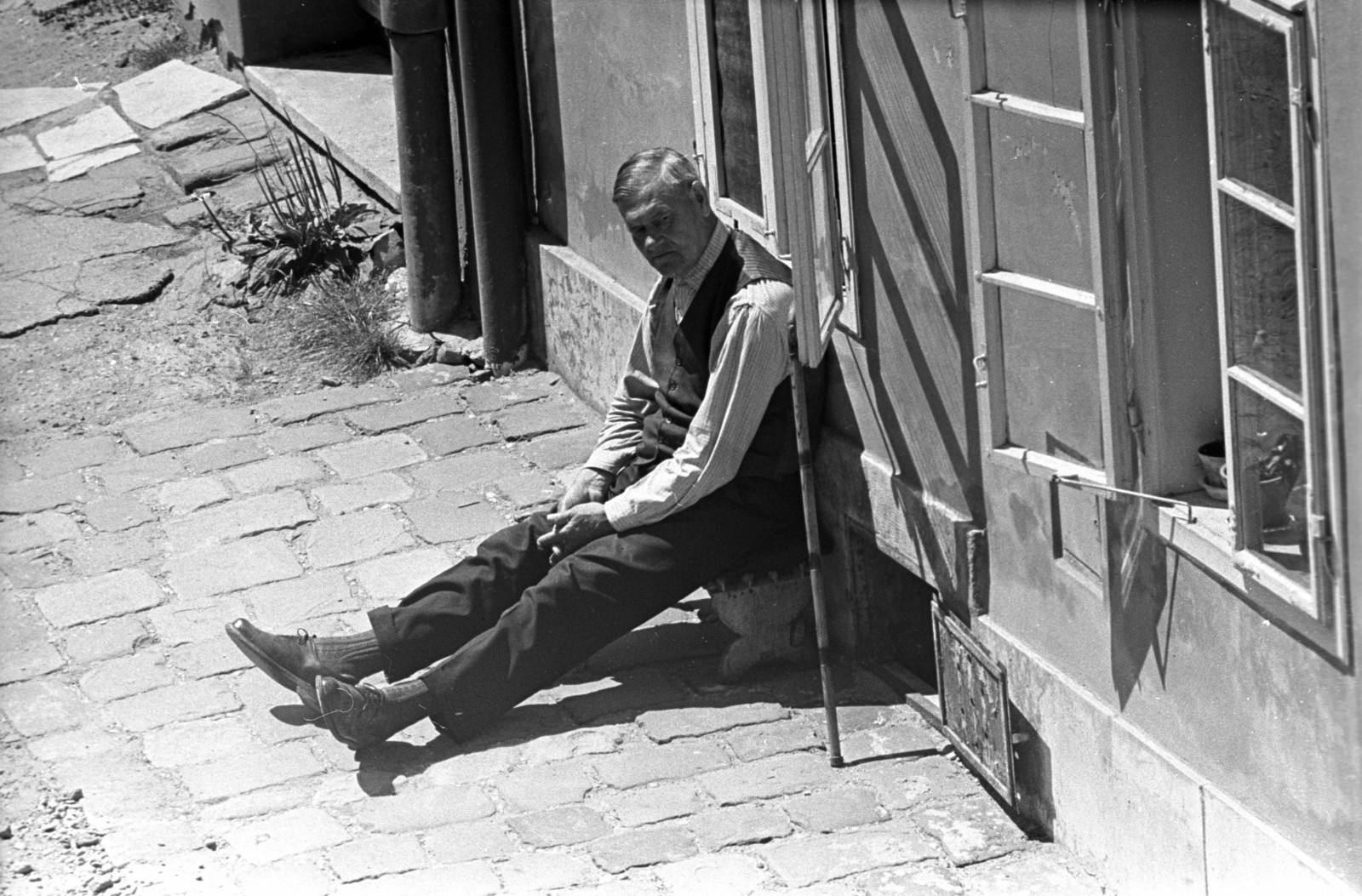 Hungary, Győr, Káptalandomb 16., 1975, Kriss Géza, man, footstool, pavement, Fortepan #193269