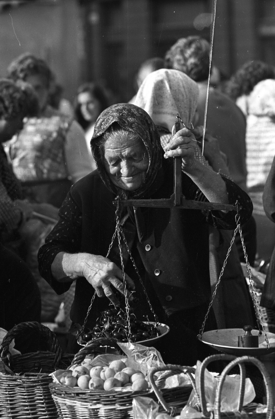 Hungary, Győr, Dunakapu téri piac., 1971, Kriss Géza, grape, scale, seller, Fortepan #193276