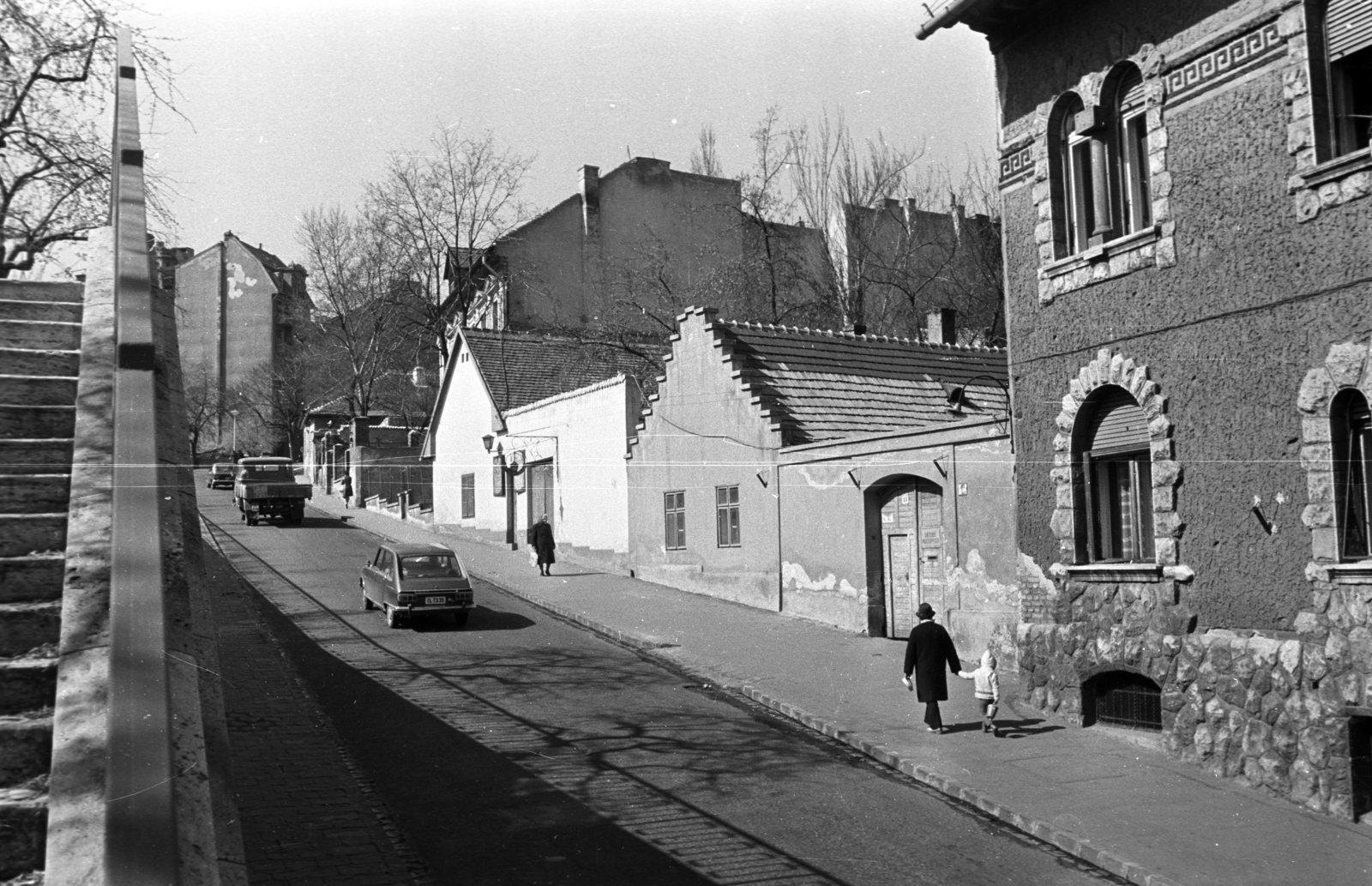 Hungary, Budapest II., a Margit utca a Margit térre vezető lépcsőtől az Apostol utca irányába nézve. Jobbra középen a Margitkert vendéglő., 1975, Kriss Géza, Budapest, Fortepan #193303
