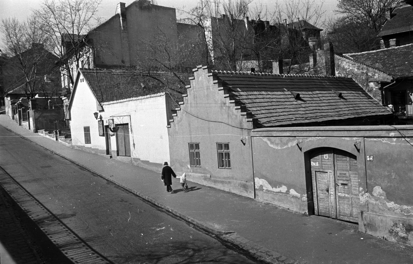 Magyarország, Budapest II., a Margit utca az Apostol utca irányába nézve, középen a Margitkert vendéglő., 1975, Kriss Géza, Budapest, Fortepan #193304