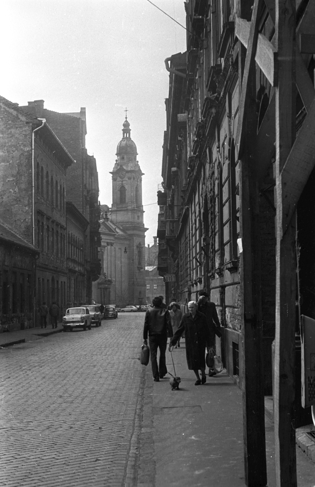 Hungary, Budapest VIII., Tavaszmező utca a Horváth Mihály tér felé nézve, szemben a Szent József-templom., 1975, Kriss Géza, Budapest, Fortepan #193309