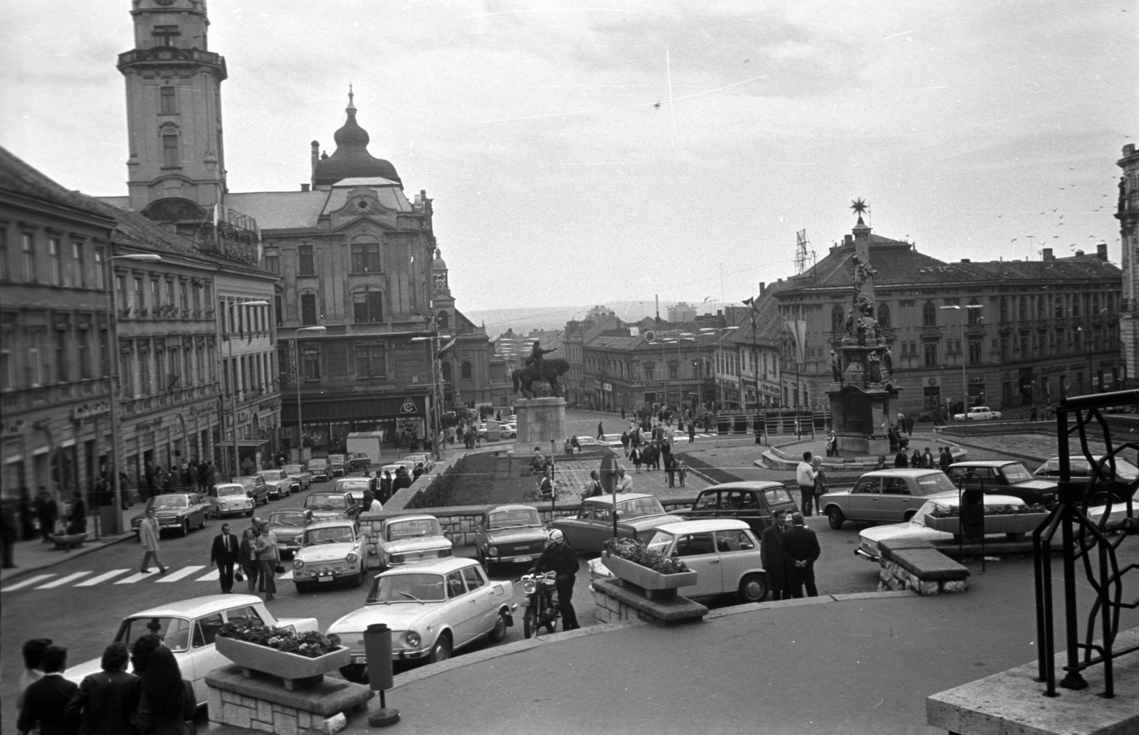 Hungary, Pécs, Széchenyi tér a Dzsámi elöl a Városháza felé nézve. Középen Hunyadi János szobra, jobbra a Szentháromság-szobor., 1975, Kriss Géza, car park, Fortepan #193314