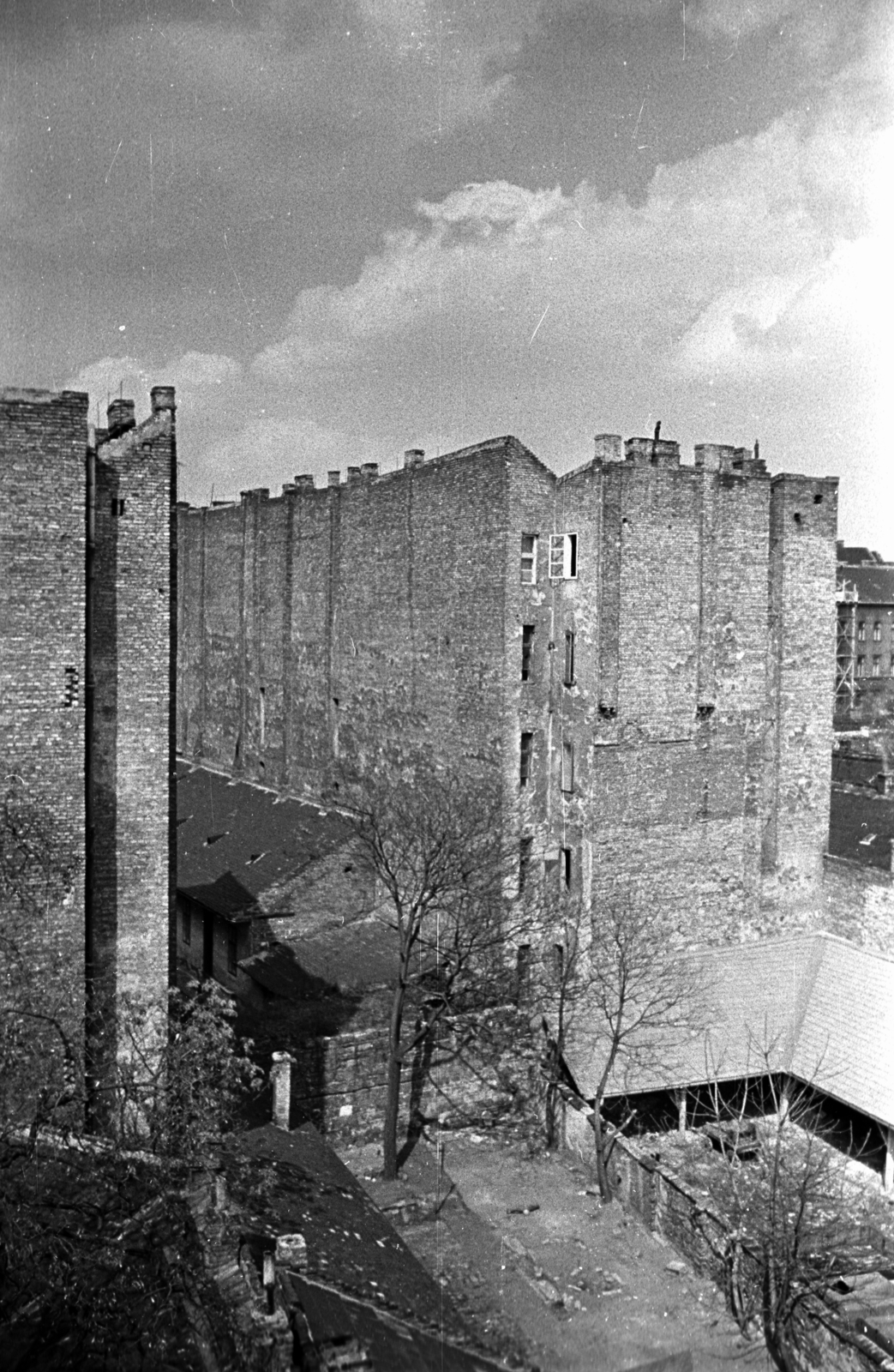 Hungary, Budapest VIII., kilátás a Szerdahelyi utca 2-es számú házból. Szemben a Bauer Sándor (Erdélyi) utca 7-es számú tűzfala., 1972, Kriss Géza, Budapest, Fortepan #193343