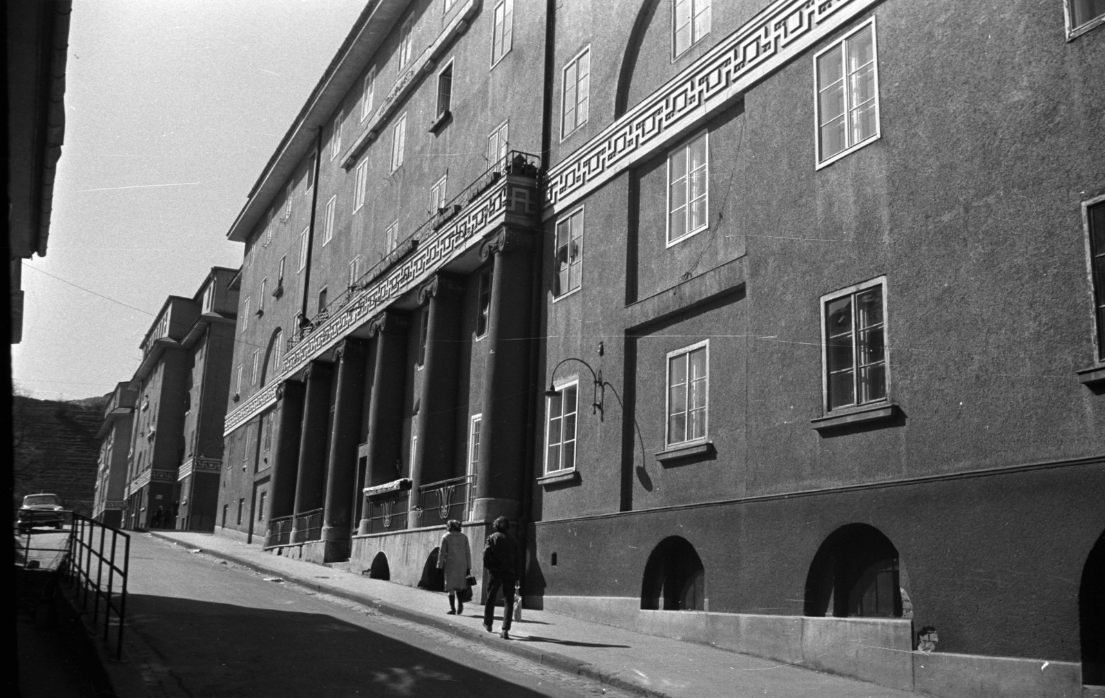 Magyarország, Budapest III., Nagyszombat utca a Bécsi út közelében, távolban a Végvár utcánál álló háztömbök., 1976, Kriss Géza, Budapest, Fortepan #193348