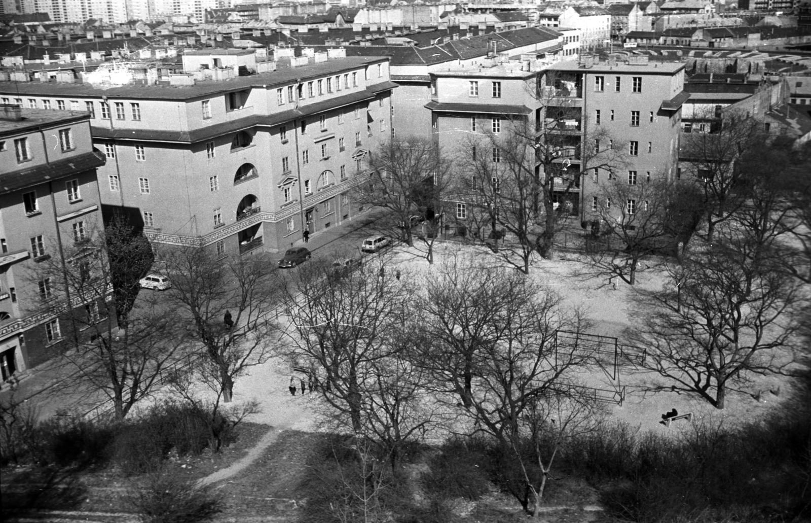 Magyarország, Budapest III., Nagyszombat utca, balra a Végvár utca, középen a Kecske utca torkolata. Jobbra fenn a katonai anfiteátrum részlete látszódik., 1976, Kriss Géza, Budapest, Fortepan #193350