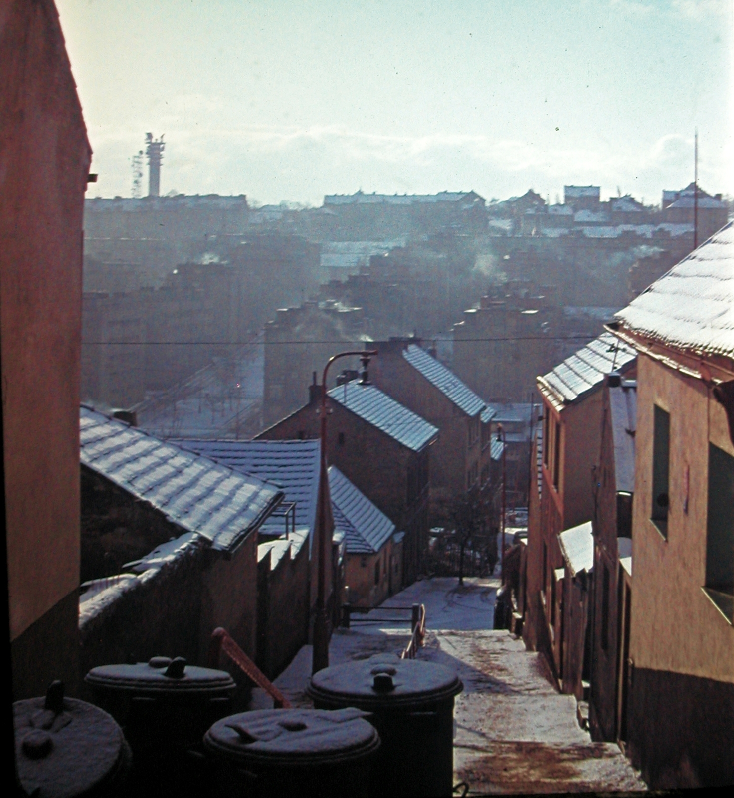 Czech Republik, Prague, Na Zástřelu ulice a Na Bateriích ulice felől a Ve Střešovičkách ulice felé nézve, háttérben a strahovi adótorony., 1963, Wein Sarolta, Czechoslovakia, winter, colorful, street view, dustbin, Fortepan #19336