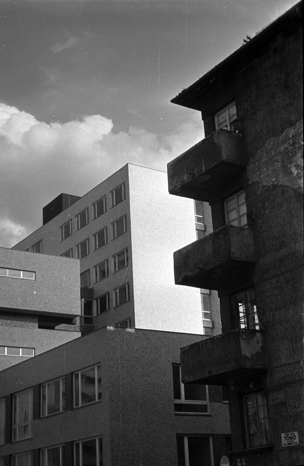Magyarország, Budapest VIII., Tömő utca, szemben a BOTE (később Semmelweis Egyetem) I. sz. Szemklinika, jobbra a Balassa utca torkolata., 1976, Kriss Géza, Budapest, Fortepan #193384