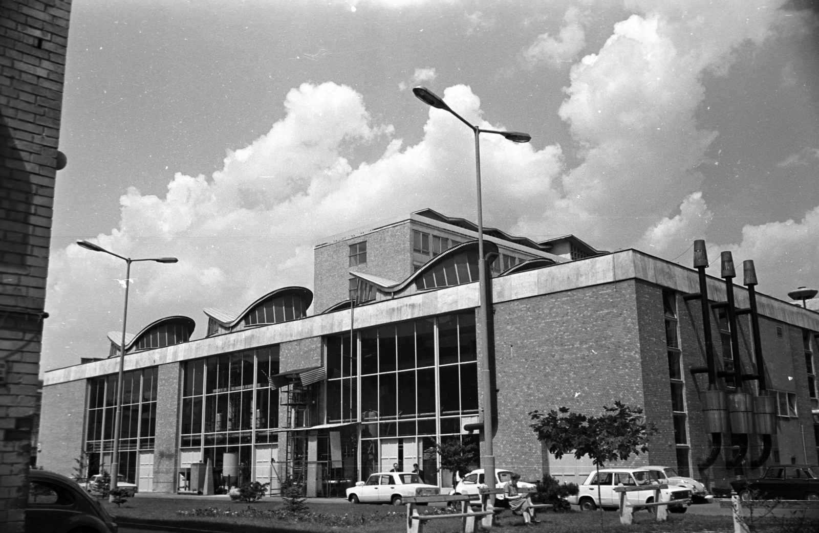 Hungary, Budapest XI., a Műszaki Egyetem udvara, szemben a DCS / laboratóriumi épület., 1977, Kriss Géza, Budapest, Fortepan #193407